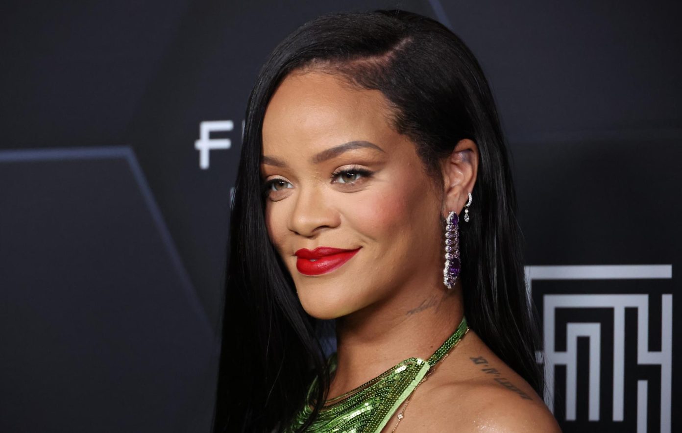 After A Girl'S Night Out, Rihanna Stopped To Assist Restaurant Staff With Cleaning, Yours Truly, News, February 28, 2024