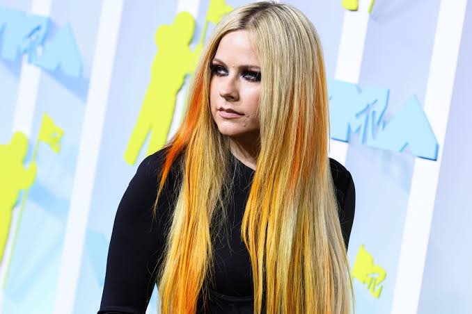Yungblud Cuts Avril Lavigne'S Hair While She Is Seated On A Toilet Seat, Yours Truly, News, December 1, 2022
